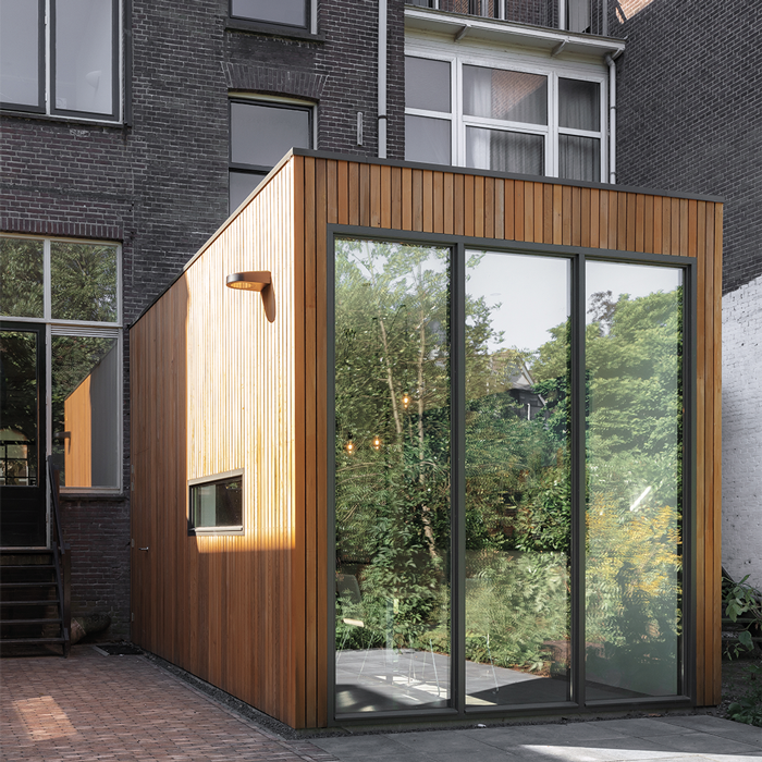 Aanbouw met houten gevel en glazen pui in notariskantoor aan de Mathenesserlaan in Rotterdam