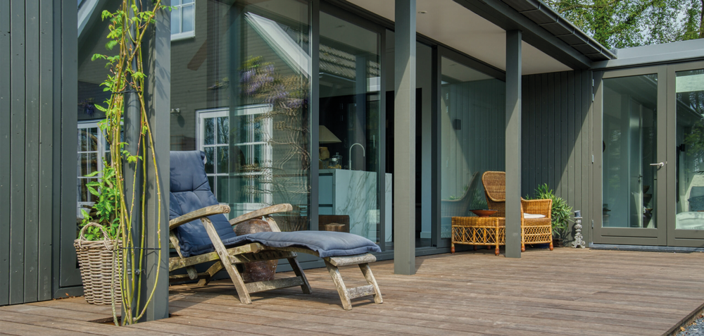 Houten terras bij de uitgebreide woning in Ulvenhout
