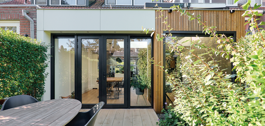 Aanbouw met openslaande deuren en tuin in Hillegersberg