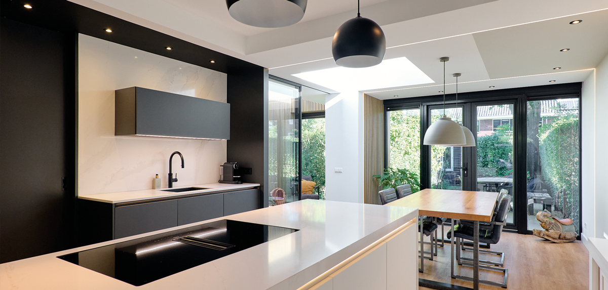 Keuken met kookeiland in de aanbouw in Hillegersberg