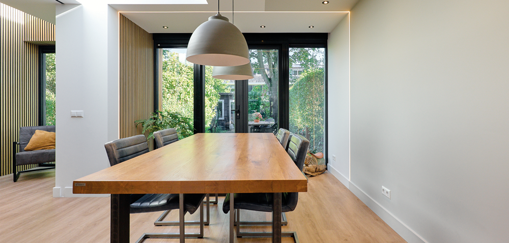 Eettafel in aanbouw met glazen pui in Hillegersberg