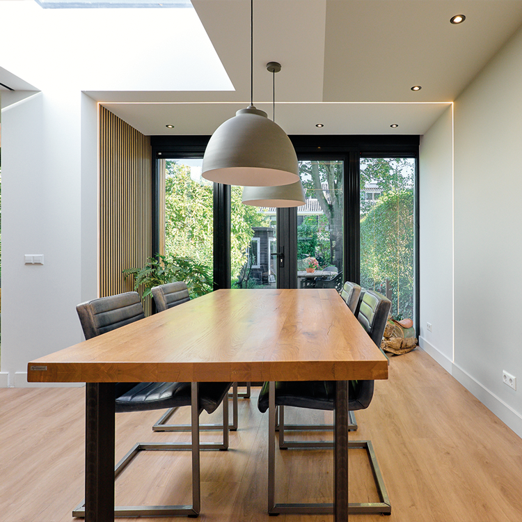 Houten eettafel met hanglampen in de aanbouw in Hillegersberg