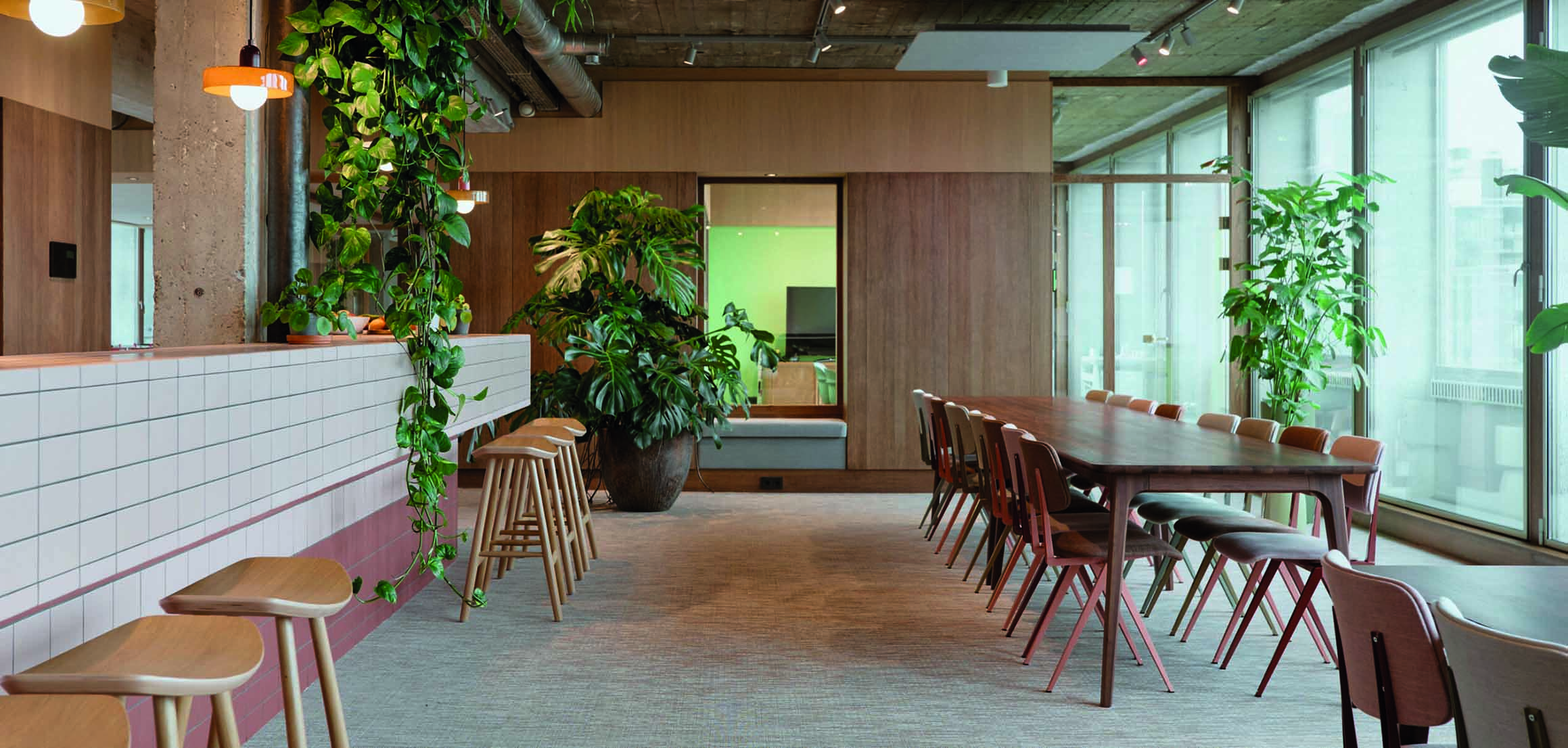 Kantine met lange eettafel in kantoor VI Company in Rotterdam