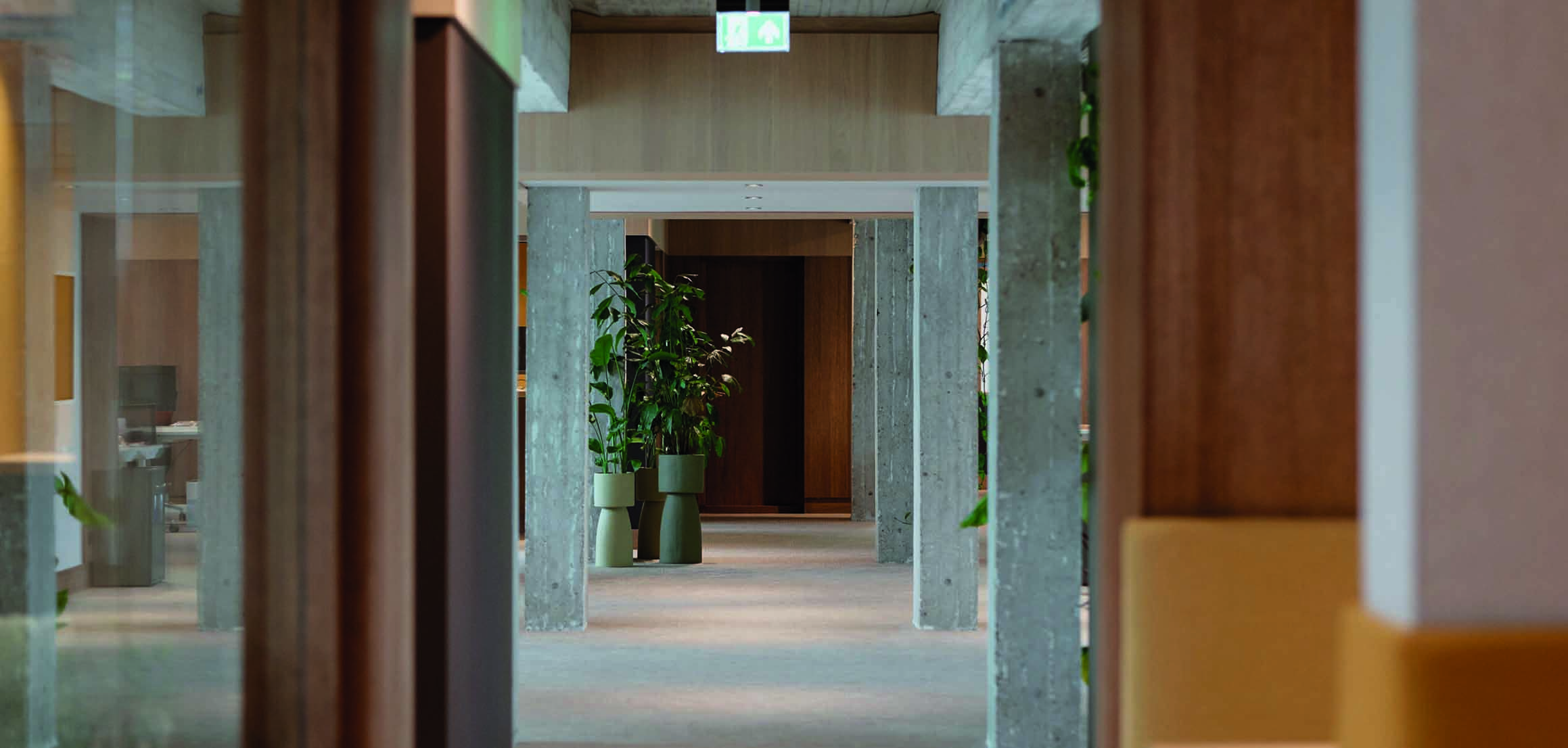 Doorkijk tussen houten wandkasten in kantoor VI Company in Rotterdam