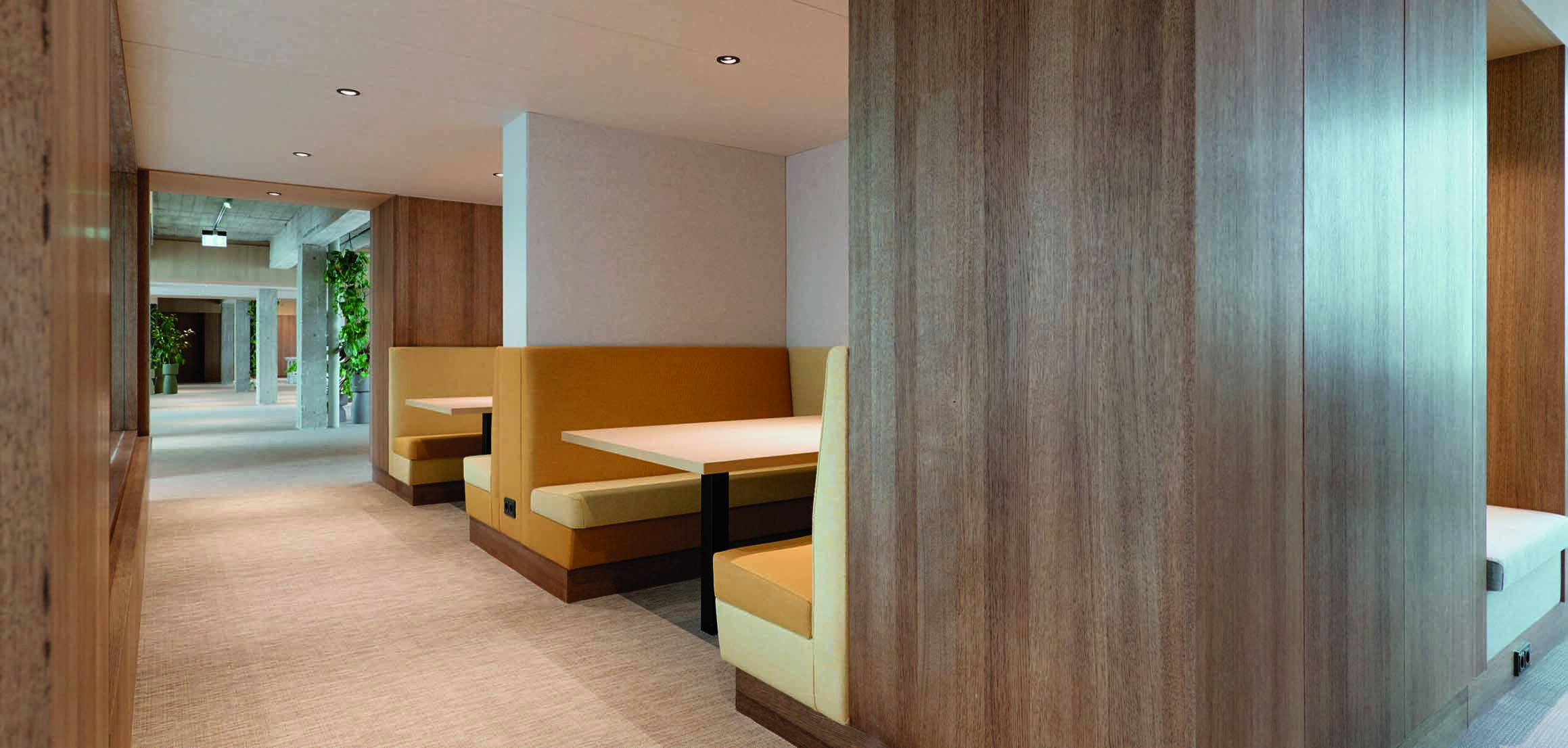 Zitnis met gele bekleding in kantoor VI Company in Rotterdam