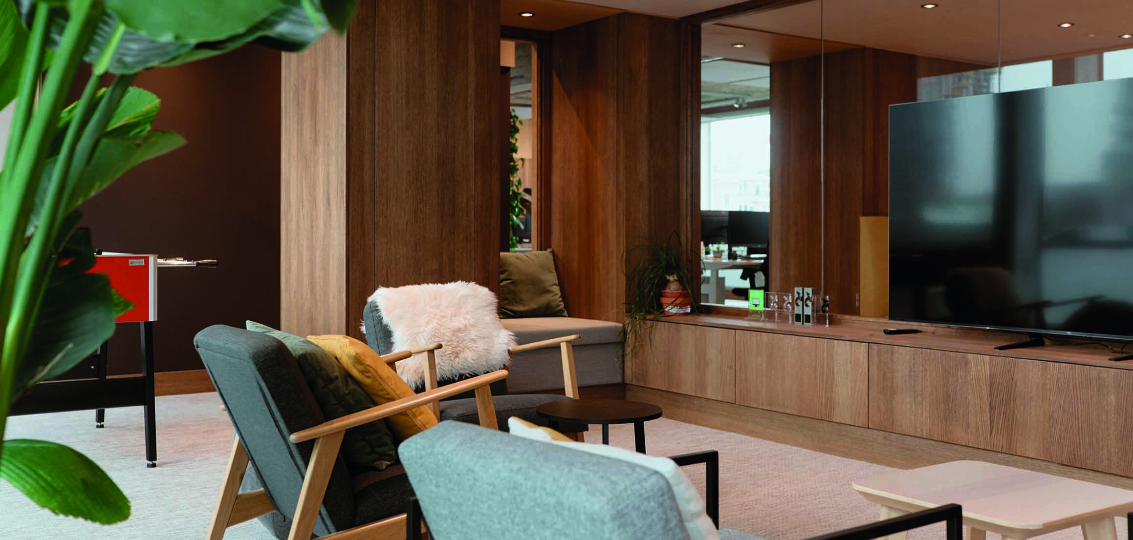 Loungehoek met houten wandmeubel in kantoor VI Company in Rotterdam