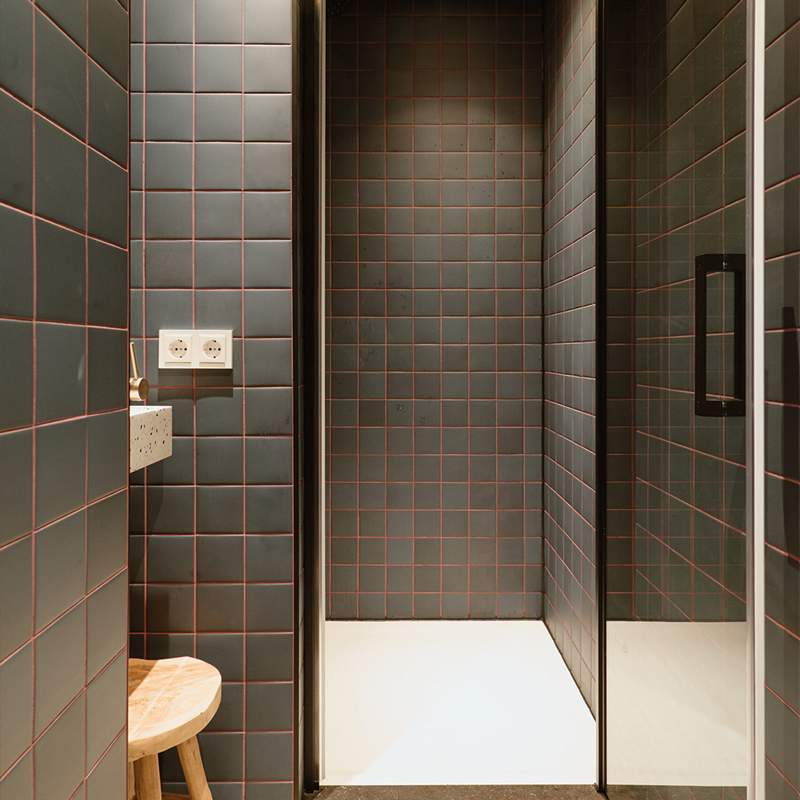 Douche met donkergroene tegels in kantoor VI Company in Rotterdam