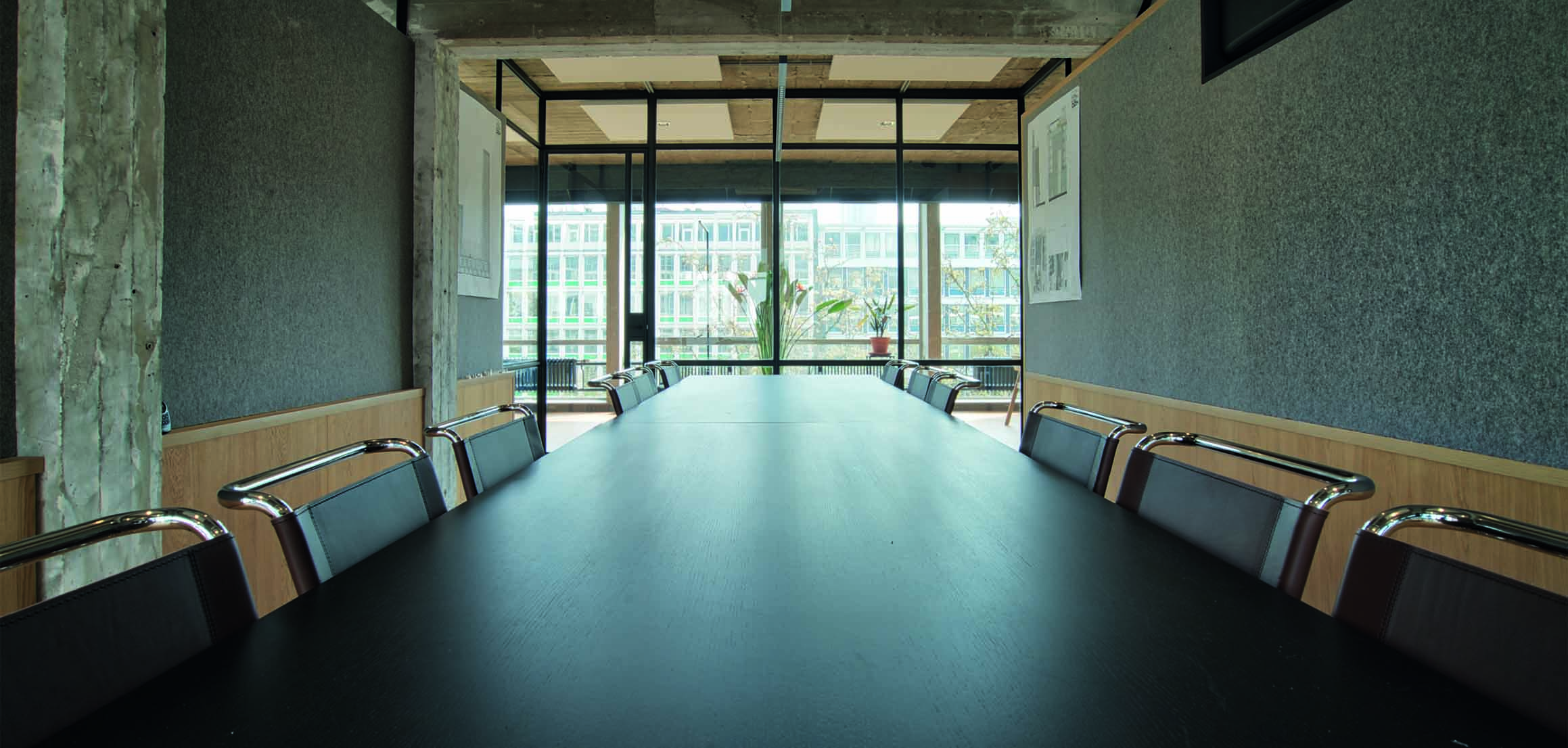 Lange vergadertafel in monumentaal pand in architectenkantoor De Zwarte Hond in Rotterdam