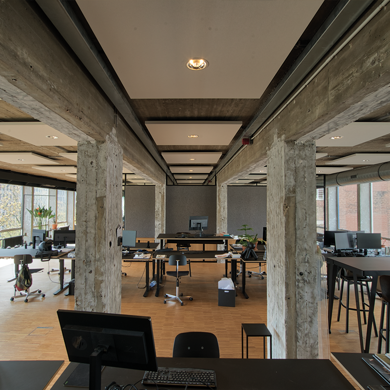 Open werkruimte met betonnen kolommen in architectenkantoor De Zwarte Hond in Rotterdam